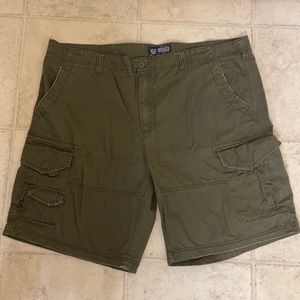 Men’s army green cargo shorts